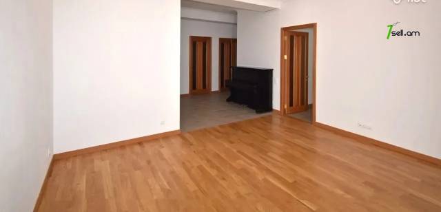 3 սենյականոց բնակարան Մեսրոպ Մաշտոցի պողոտայում, 90 քմ, 2/5 հարկ, 2 սանհանգույց, բարձր առաստաղներ