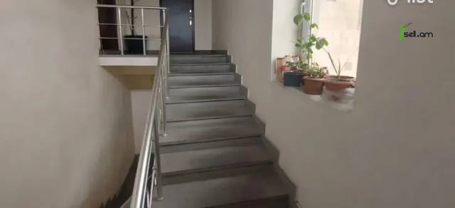 4 սենյականոց բնակարան, Իսահակյան թաղամաս, 130 քմ, 2/2 հարկ, 2 սանհանգույց, բարձր առաստաղներ