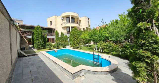 Երկու հարկանի քարե տուն, Արմենակ Արմենակյան անցուղի Նորք Մարաշում, 1800 քմ, 3+ սանհանգույց