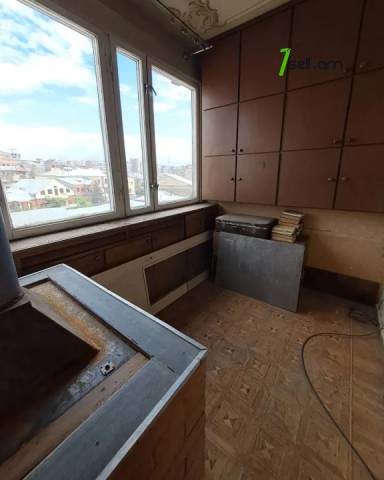 3 սենյականոց բնակարան Բարբյուսի փողոցում, 94 ք.մ., մի քանի պատշգամբ, քարե շենք