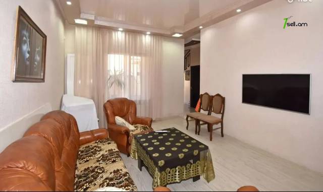 Երեք հարկանի քարե տուն, Նորաշեն թաղամաս Աջափնյակում, 150 ք.մ., 3+ սանհանգույց, եվրովերանորոգված