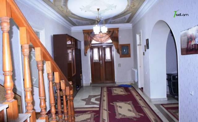 Երկու հարկանի քարե տուն, Օդանավակայանի 3-րդ թաղամաս Գյումրիում, 283 ք.մ., 3+ սանհանգույց