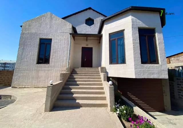 Երկու հարկանի քարե տուն Մոլդովական փողոցում Նոր Նորքում, 630 ք.մ., 2 սանհանգույց