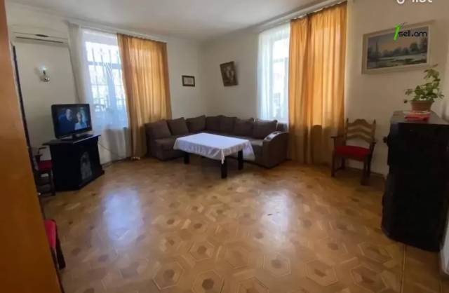 3 սենյականոց բնակարան կենտրոնում, 100 ք.մ., բարձր առաստաղներ, 2/4 հարկ, կոսմետիկ վերանորոգում