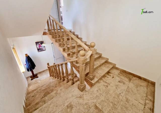 Երկու հարկանի քարե տուն Միչուրինի փողոցում Էրեբունիում, 380 ք.մ., 3+ սանհանգույց, եվրովերանորոգված