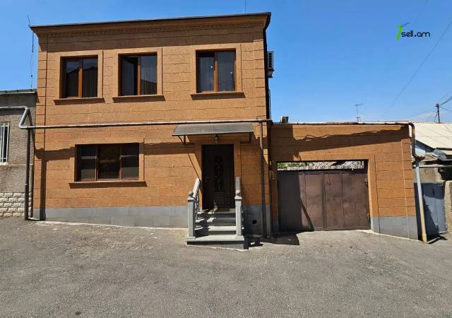 Երկու հարկանի քարե տուն Օստրովսկու փողոցում կենտրոնում, 380 քմ, 2 սանհանգույց, եվրովերանորոգված