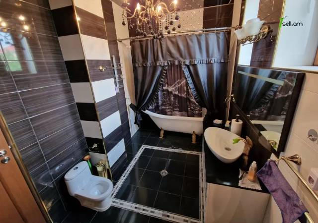 Երկու հարկանի քարե տուն Բագրևանդի 23-րդ փողոցում Նոր Նորքում, 800 ք.մ., 3+ սանհանգույց