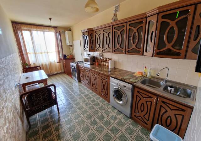 3 սենյականոց բնակարան Վիկտոր Համբարձումյանի փողոցում, 75 ք.մ., 2 սանհանգույց, 3/5 հարկ