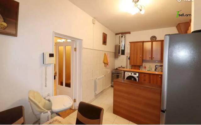 Երեք հարկանի քարե տուն Տիգրան Մեծի պողոտայում Էրեբունիում, 372 ք.մ., 2 սանհանգույց, եվրովերանորոգված