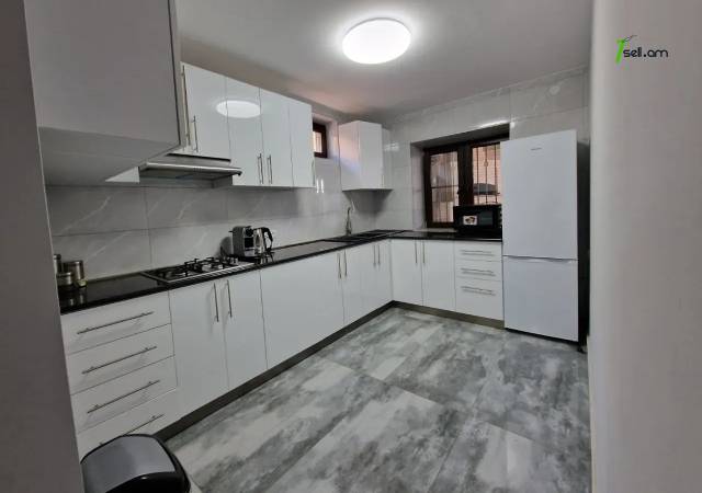 Երկու հարկանի քարե տուն Հաղթանակի փողոցում Ձորաղբյուրում, 500 ք.մ., 3+ սանհանգույց, եվրովերանորոգված