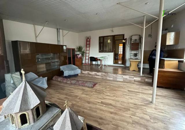 Երկու հարկանի քարե տուն Մարշալ Բաղրամյան պողոտայում Արաբկիրում, 130 ք.մ., 2 սանհանգույց