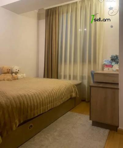 3 սենյականոց բնակարան Գրիբոյեդովի փողոցում, 76 ք.մ., նախավերջին հարկ, կապիտալ վերանորոգված