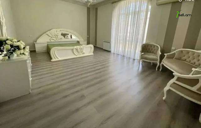 Չորս հարկանի քարե տուն Սիմեոն Երևանցու փողոցում կենտրոնում, 550 քմ, 3+ սանհանգույց