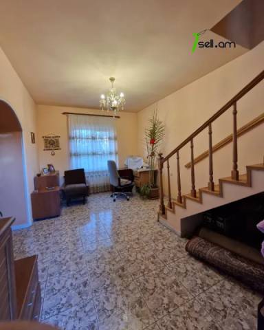 Երկու հարկանի քարե տուն Մարշալ Բաղրամյան պողոտայում կենտրոնում, 130 ք.մ., եվրովերանորոգված