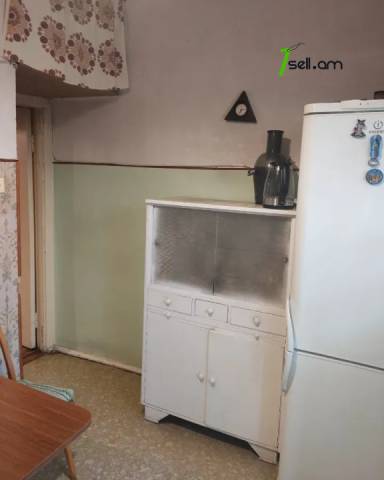 3 սենյականոց բնակարան Արամ Խաչատրյանի փողոցում, 86 ք.մ., մի քանի պատշգամբ, քարե շենք