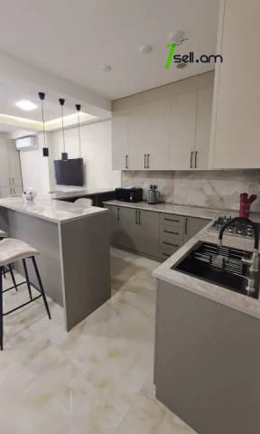 3 սենյականոց բնակարան նորակառույց շենքում Դերենիկ Դեմիրճյանի փողոցում, 135 ք.մ., նախավերջին հարկ