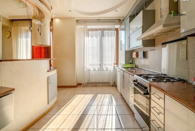 4 սենյականոց բնակարան նորակառույց շենքում Դեղատան փողոցում, 145 ք.մ., 2 սանհանգույց