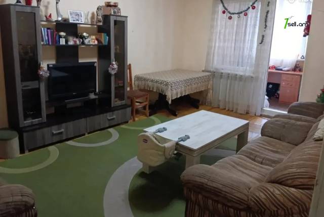 3 սենյականոց բնակարան Ծովակալ Իսակովի պողոտայում, 78 ք.մ., 3/9 հարկ, մի քանի պատշգամբ