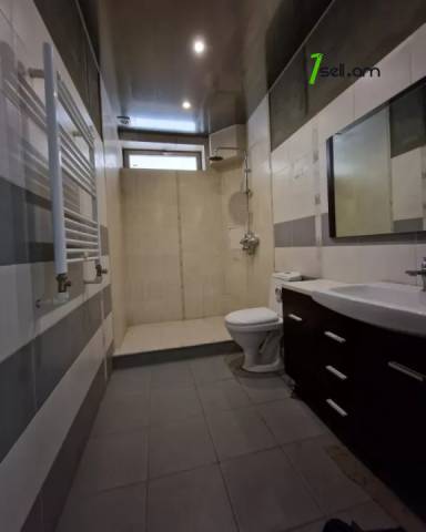 Երեք հարկանի քարե տուն, Նոյ թաղամաս Աջափնյակում, 600 ք.մ., 3+ սանհանգույց, եվրովերանորոգված