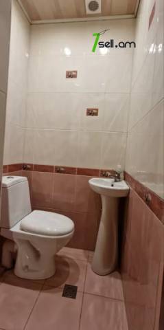 Երկու հարկանի քարե տուն Աջափնյակում, 350 ք.մ., 2 սանհանգույց, եվրովերանորոգված