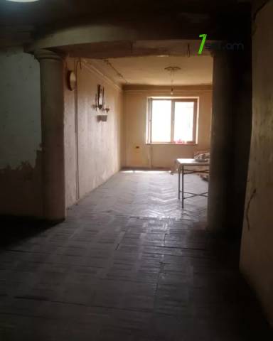 7 սենյականոց բնակարան Գրիգոր Լուսավորչի փողոցում, 221 ք.մ., 2 սանհանգույց, քարե շենք