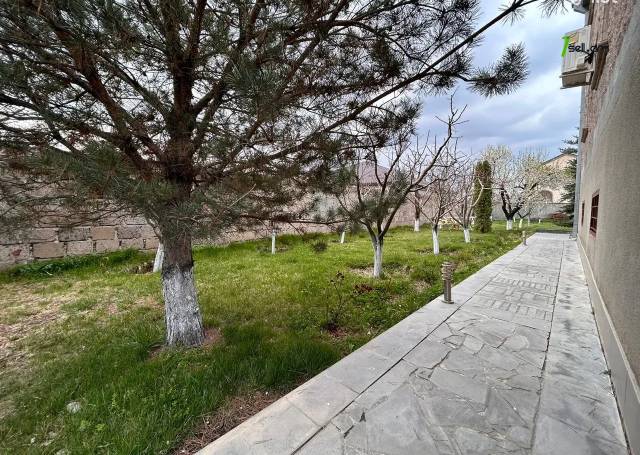 Երեք հարկանի քարե տուն Առինջի 17-րդ փողոցում Առինջում, 360 ք.մ., 3+ սանհանգույց