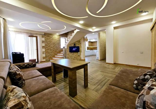 Երկու հարկանի քարե տուն 41-րդ փողոցում Զովունիում, 600 ք.մ., 3+ սանհանգույց