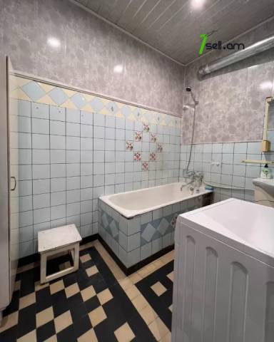 4 սենյականոց բնակարան Արամի փողոցում, 116 ք.մ., 2 սանհանգույց, մի քանի պատշգամբ, 2/5 հարկ, քարե շենք