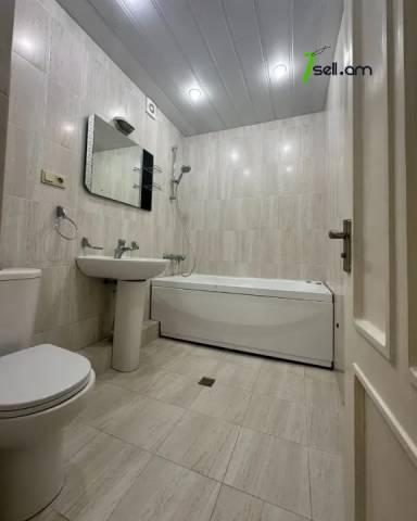 Երկու հարկանի քարե տուն Դավիթ Բեկի փողոցում Էրեբունիում, 250 քմ, 3+ սանհանգույց, եվրովերանորոգված