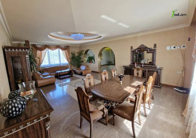 Երկու հարկանի քարե տուն Աշոտ Հովհաննիսյանի փողոցում Նոր Նորքում, 700 ք.մ., 3+ սանհանգույց