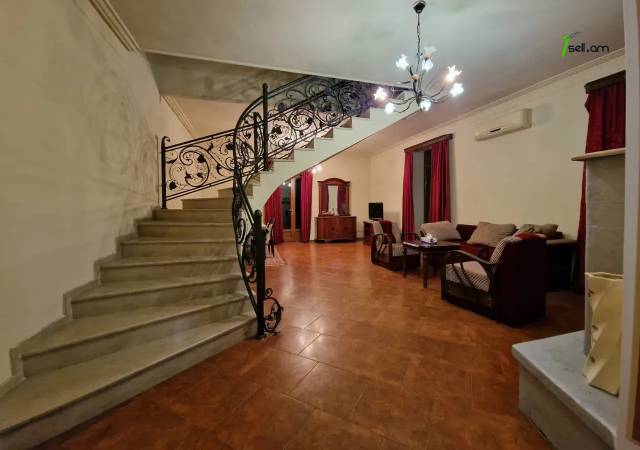 Ընդարձակ 3 սենյականոց բնակարան Թումանյան փողոցում, 160 ք.մ., նախավերջին հարկ, 2 սանհանգույց