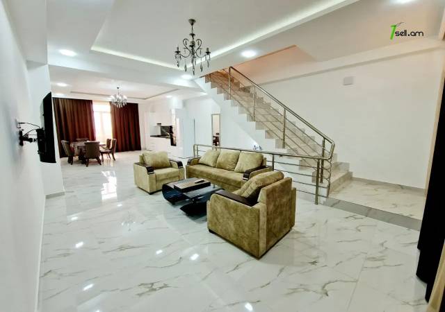 Երեք հարկանի քարե տուն, Նոյ թաղամաս Աջափնյակում, 300 ք.մ., 3+ սանհանգույց, եվրովերանորոգված