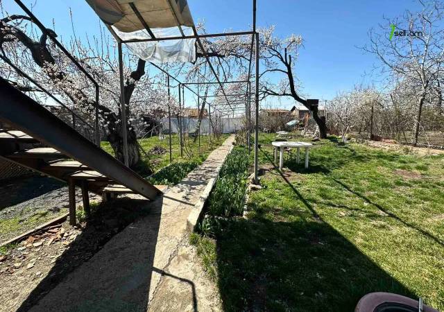 Երկու հարկանի քարե տուն 15-րդ փողոցում Շենգավիթում, 597 քմ, 2 սանհանգույց, կոսմետիկ վերանորոգում