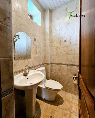 Երեք հարկանի քարե տուն Բարբյուսի փողոցում Արաբկիրում, 1060 ք.մ., 3+ սանհանգույց