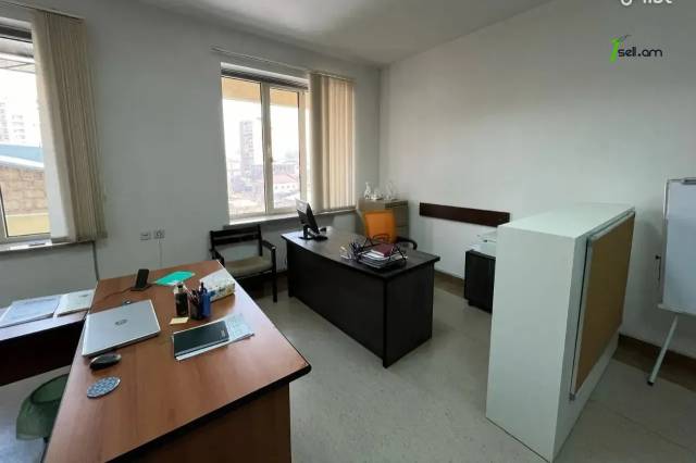 Գրասենյակային տարածք Պարոնյան փողոցում կենտրոնում, 95 ք.մ.