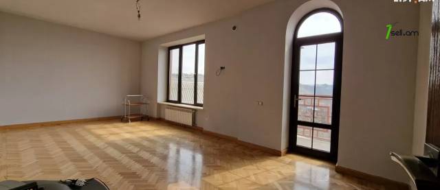 Երեք հարկանի քարե տուն Պտղնիում, 1300 ք.մ., 3+ սանհանգույց, եվրովերանորոգված