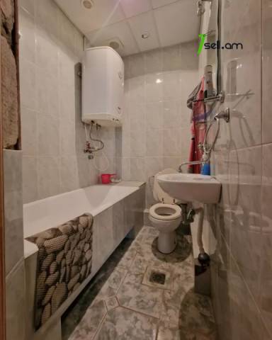 Երեք հարկանի քարե տուն Աջափնյակում, 500 ք.մ., 3+ սանհանգույց, եվրովերանորոգված