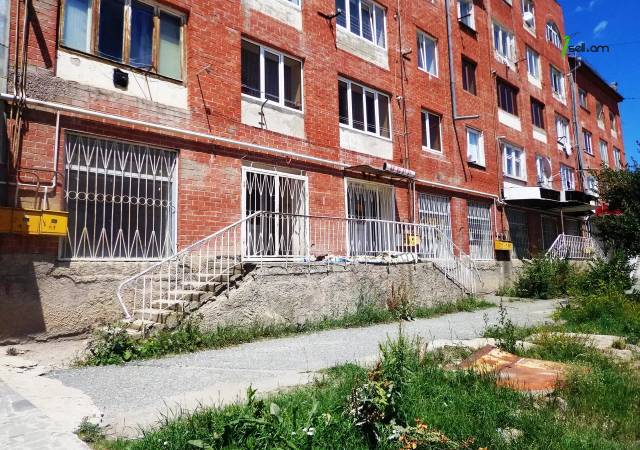 Առևտրային տարածք Պարույր Սևակի փողոցում Գյումրիում, 290 ք.մ.