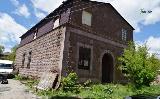 Երկու հարկանի քարե տուն Շիրակացի փողոցում Գյումրիում, 270 քմ, 2 սանհանգույց