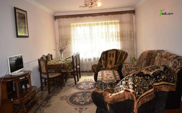 3 սենյականոց բնակարան Եղիշե Չարենցի փողոցում, 84 քմ, 1/4 հարկ, եվրովերանորոգված