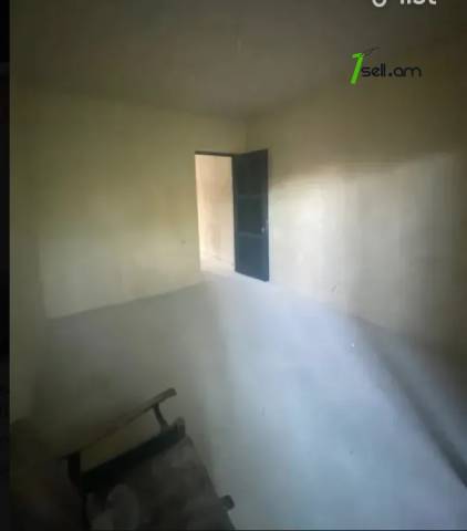 Մեկ հարկանի քարե տուն Վարդան Աճեմյանի փողոցում Էրեբունիում, 235 քմ