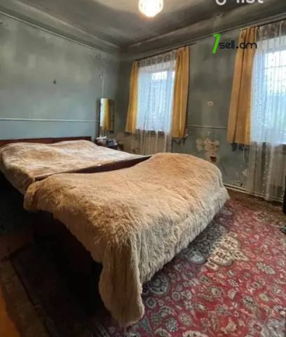 Երեք հարկանի քարե տուն Մանուշյան փողոցում Արաբկիրում, 350 ք.մ., 2 սանհանգույց