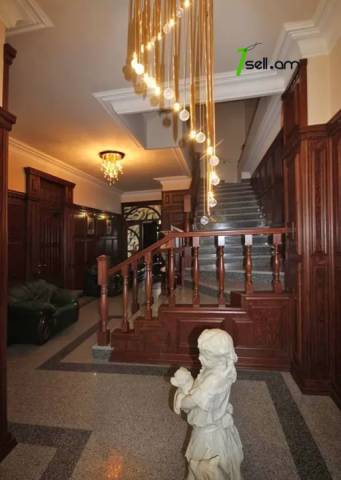 Երեք հարկանի քարե տուն Սևքարեցի Սաքոյի փողոցում Արաբկիրում, 600 ք.մ., 3+ սանհանգույց