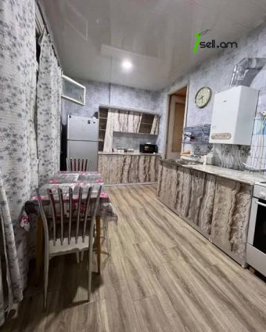 4 սենյականոց բնակարան Արամի փողոցում, 116 ք.մ., 2 սանհանգույց, մի քանի պատշգամբ, 2/5 հարկ, քարե շենք