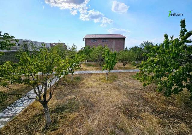 Երեք հարկանի քարե տուն Բագրևանդի 44-րդ փողոցում Նոր Նորքում, 1340 ք.մ., 3+ սանհանգույց