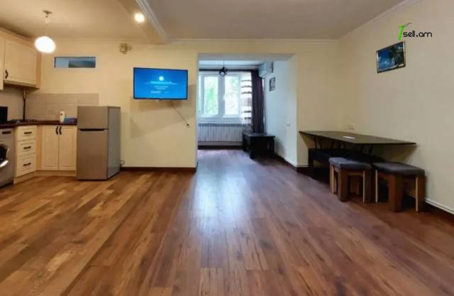 2 սենյականոց բնակարան Մեսրոպ Մաշտոցի պողոտայում, 50 ք.մ., 2/5 հարկ, կապիտալ վերանորոգված, քարե շենք