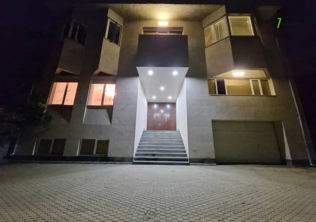 Երկու հարկանի քարե տուն Դավիթ Բեկի փողոցում Էրեբունիում, 650 քմ, 3+ սանհանգույց, եվրովերանորոգված