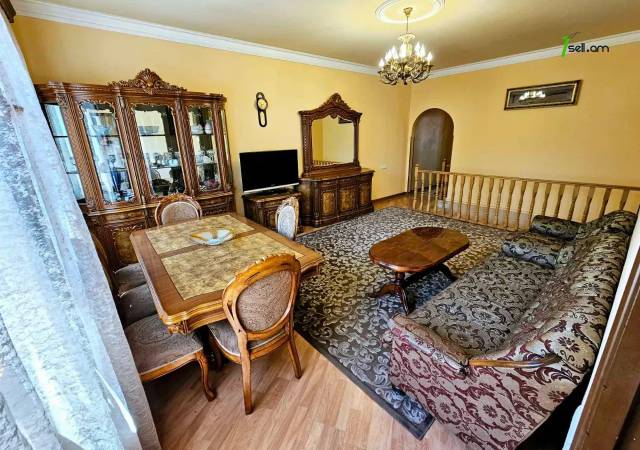 Երկու հարկանի քարե տուն Օստրովսկու փողոցում կենտրոնում, 380 քմ, 2 սանհանգույց, եվրովերանորոգված