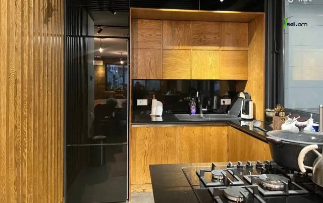 Ընդարձակ 3 սենյականոց բնակարան նորակառույց շենքում Վիկտոր Համբարձումյան փողոցում, 267 ք.մ.