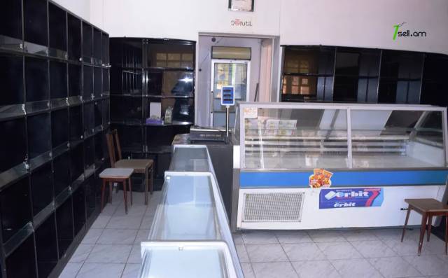 Խանութի կահույք, Վիտրինա Դարակաշար